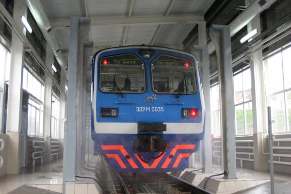 Train and locomotive washer systems